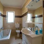In Pore With Swimming Pool בית נופש פורץ
