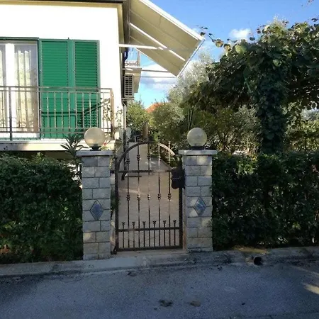 In Pore With Swimming Pool Дом отдыха Пореч