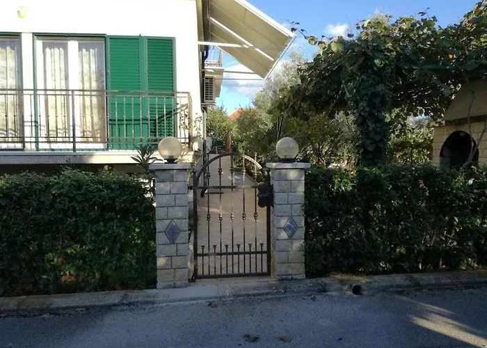 In Pore With Swimming Pool Дом отдыха Пореч