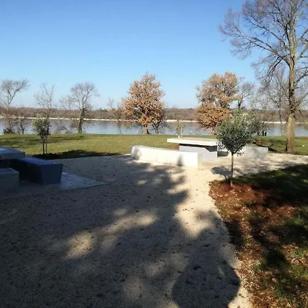Nyaraló In Pore With Swimming Pool Poreč