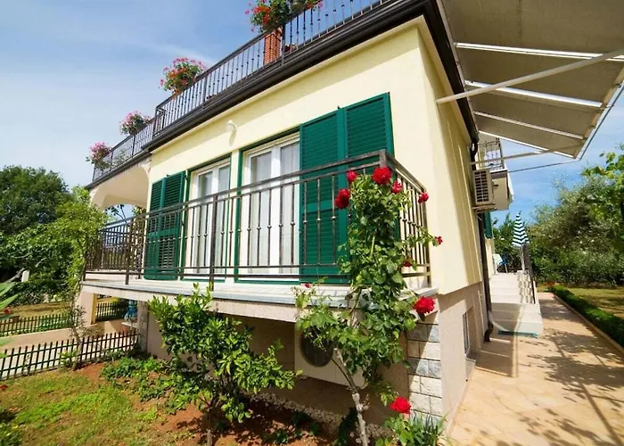 In Pore With Swimming Pool Feriehus Poreč