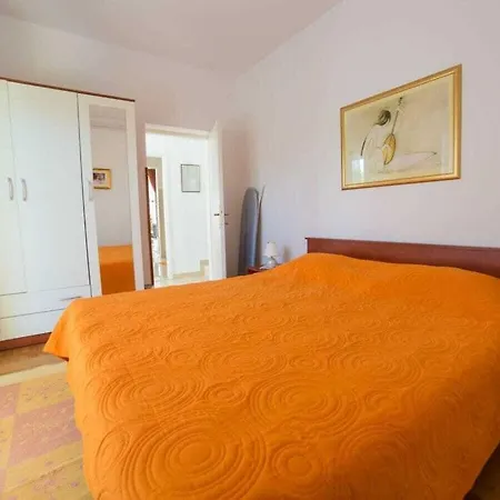 Vakantiehuis In Pore With Swimming Pool